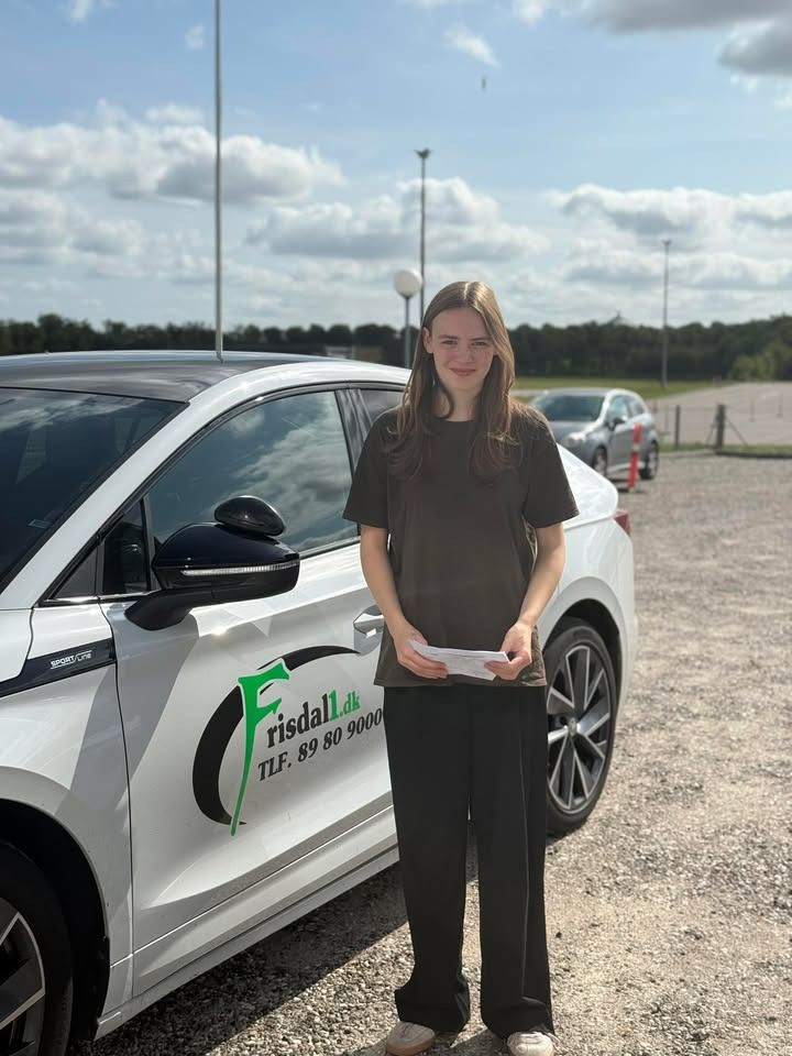Frisdal Køreskole I/S ønsker Frederikke tillykke med bestået køreprøve
