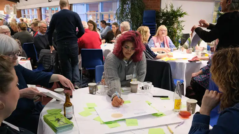 Frivillige og politikere samles på Grenaa Bibliotek for at forme nyt frivilligcenter i Norddjurs