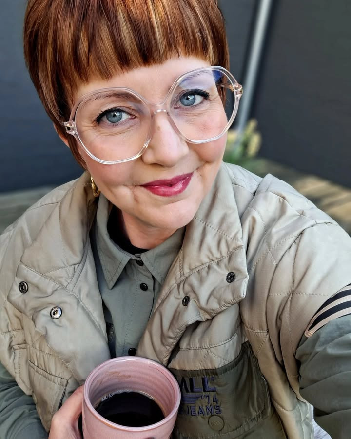 Lux By Jakobsen deler stylingtips til åbentstående kjoler og dagens outfitinspiration