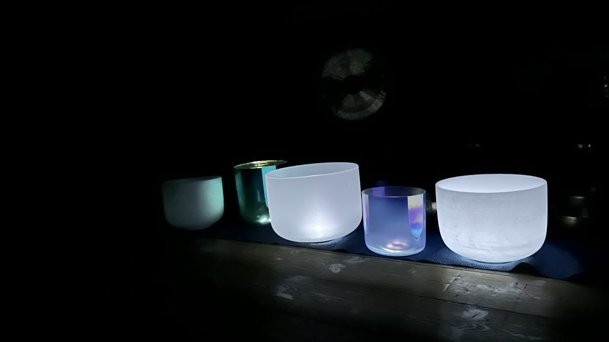 Klang og gong meditation i mørket i Odense