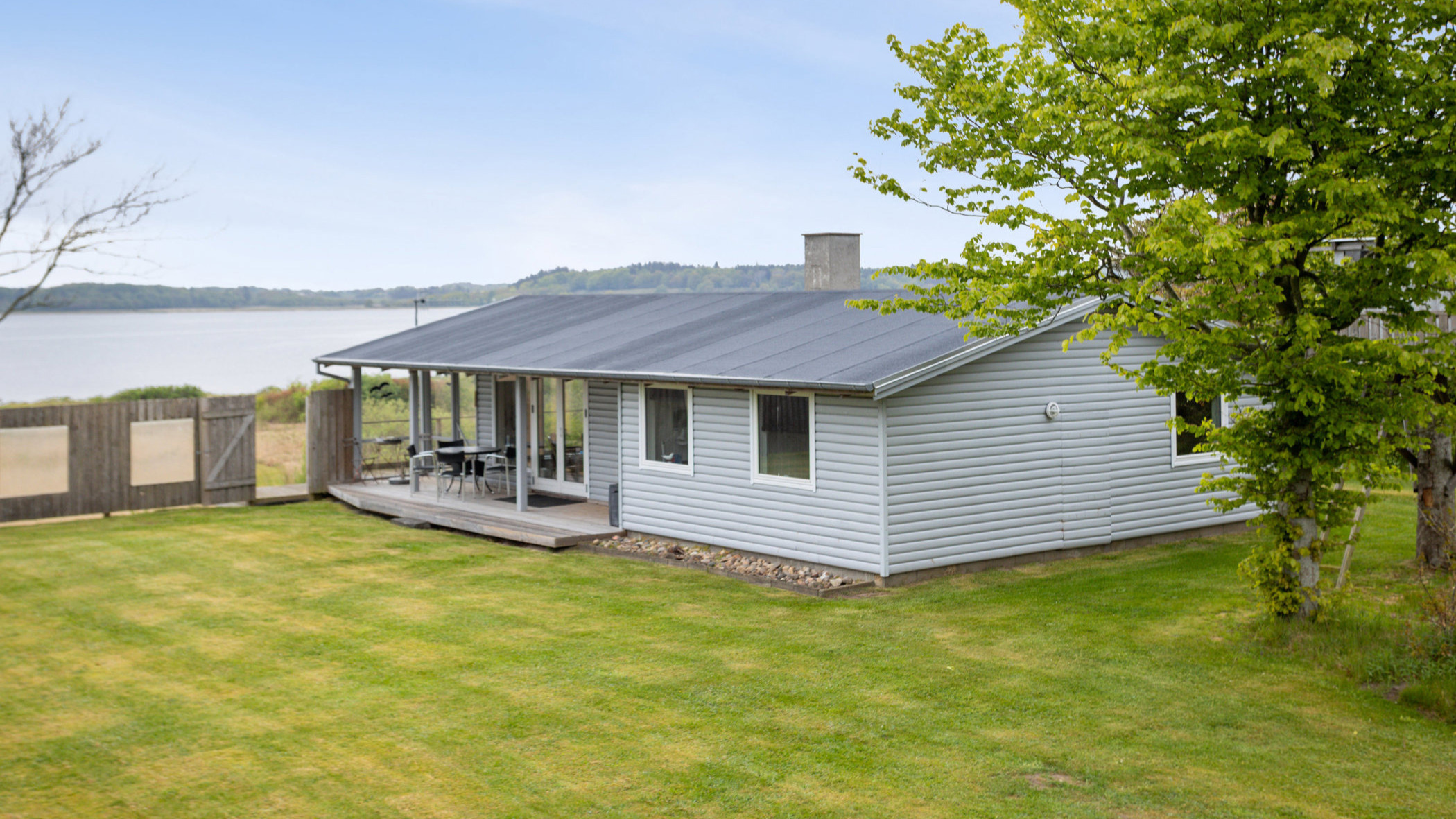 Sommerhus med panoramisk fjordudsigt og strandadgang til nedsat pris