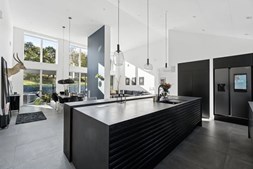 Eksklusiv moderne villa i naturskønt område præsenteret af &LIVING Aalborg
