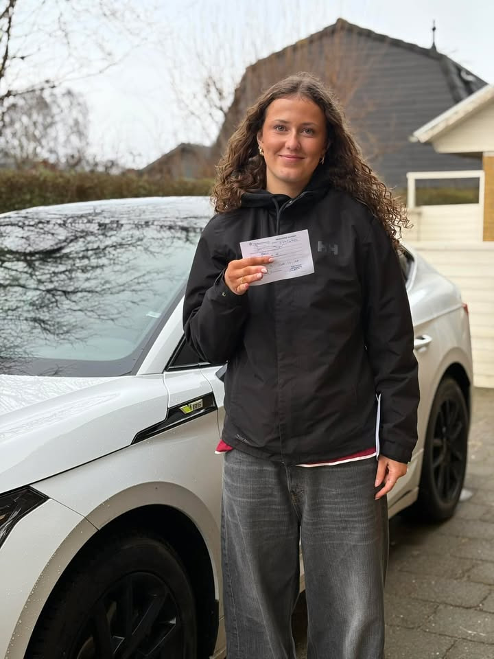 Frisdal Køreskole I/S: Freja Bøgh sikrer sin køreprøve i mål