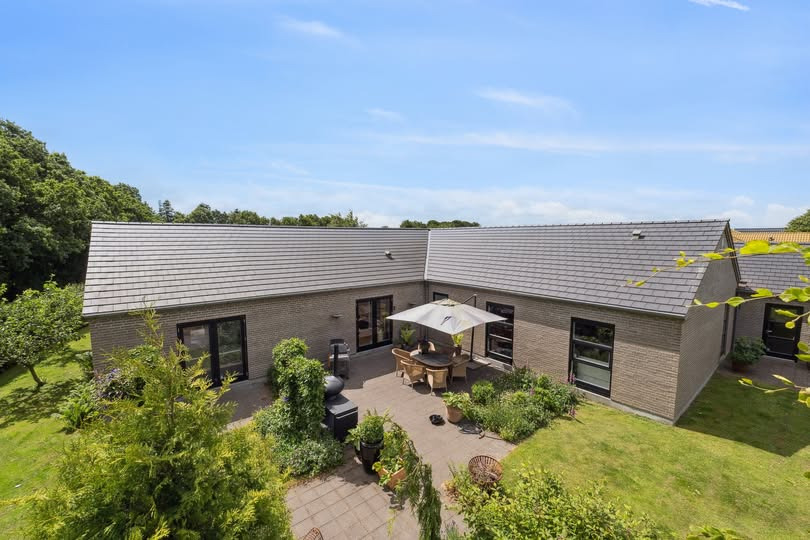 Nyhed fra John Frandsen Herning: Stilren kvalitetsvilla på stor grund i Snejbjerg