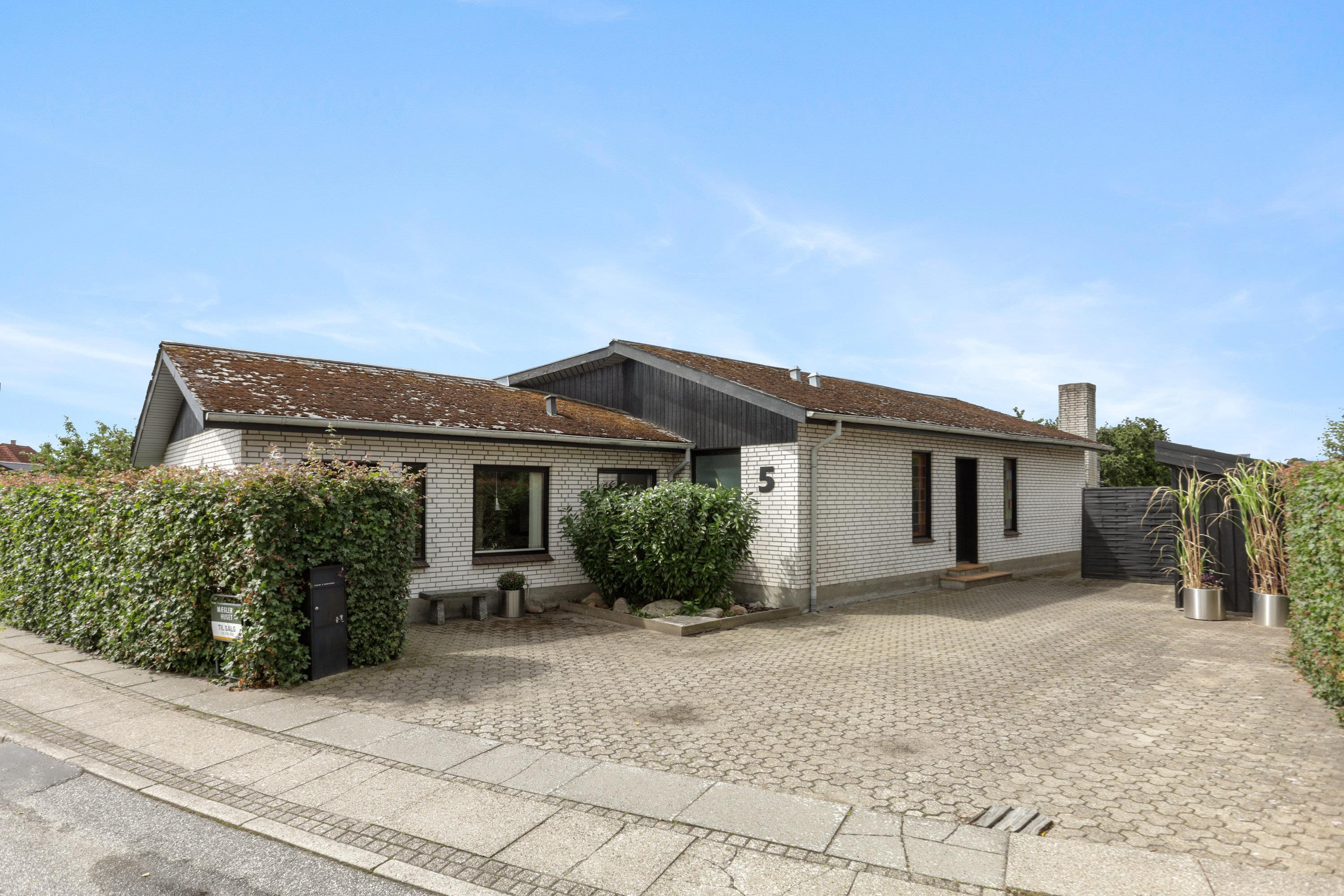 Til salg hos Mæglerhuset: Rummelig villa på stor grund midt i Vodskov