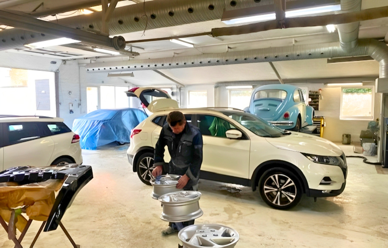 Bredgades Ny Autolakering brillerer med over 40 års erfaring: “Vi rammer farven hver gang”