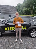Mathias har fået kørekort hos Kudahls Køreskole
