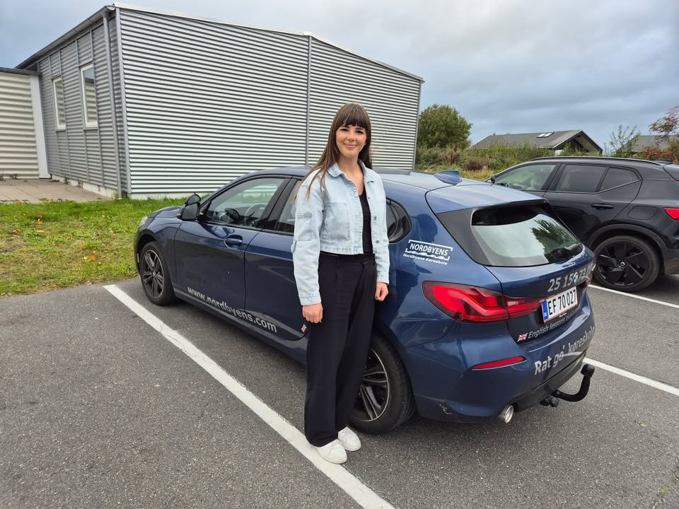 Nordbyens Køreskole fejrer Elza Elhasani for vellykket ombytning af kørekort