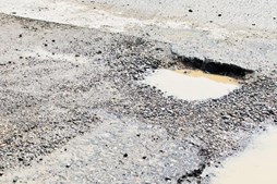 Afstribnings- og asfaltarbejde ved lyskryds skal forbedre sikkerhed i Vallensbæk