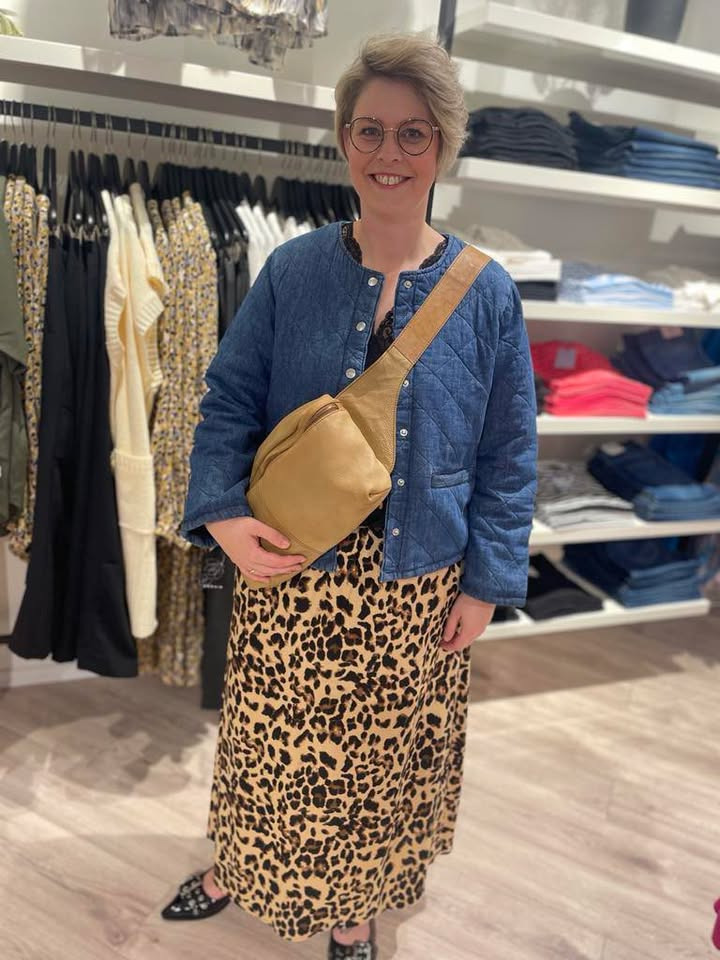 Only Curves præsenterer Therese i ny stil med leo nederdel og quilted denim jakke