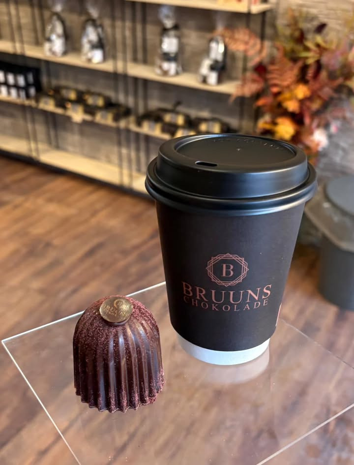 Bruuns Chokolade tilbyder kyndelmisse-rabat på varme drikke og flødeboller