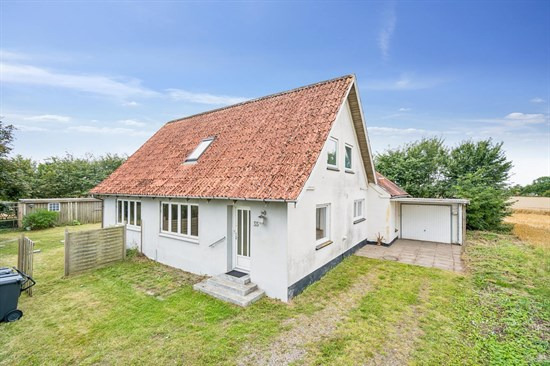 Til salg hos WESTERGAARD BOLIG: Højt beliggende hus på landet ved Em by