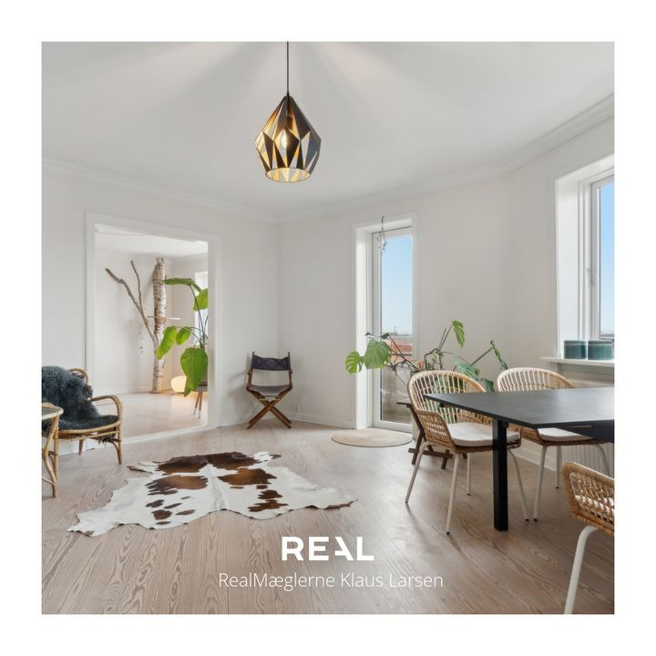 RealMæglerne Klaus Larsen præsenterer lys og lækker lejlighed på 103 m2 med udsigt og altan