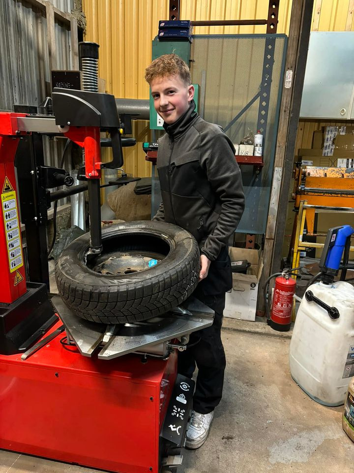 Emil fra 9. klasse i praktik hos Stenum Auto v/ Mads Tilsig: En uge med læring og mekanikererfaringer