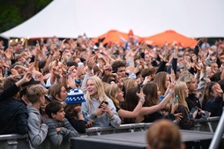Sommersol i Bakkerne laver Mariagerfjords største fredagsbar: Fri adgang for studenter!