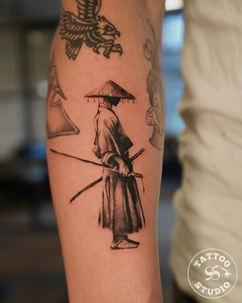 Tattoo Studio 96 præsenterer en elegant samurai-tatovering i black & grey