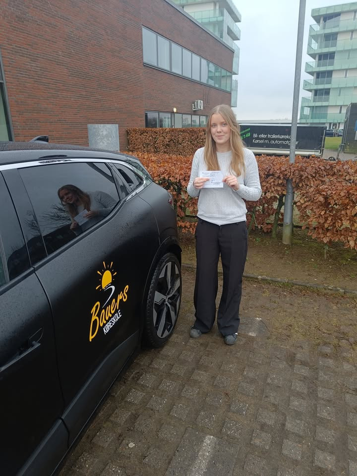 Maria Elmholt får kørekort med Bauers Køreskole