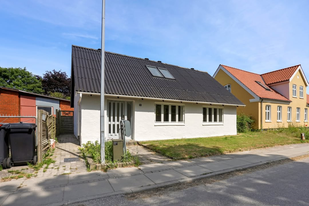 Mæglerhuset nedsætter pris på renoveret villa i Langholt til højest bydende over 750.000 kr.