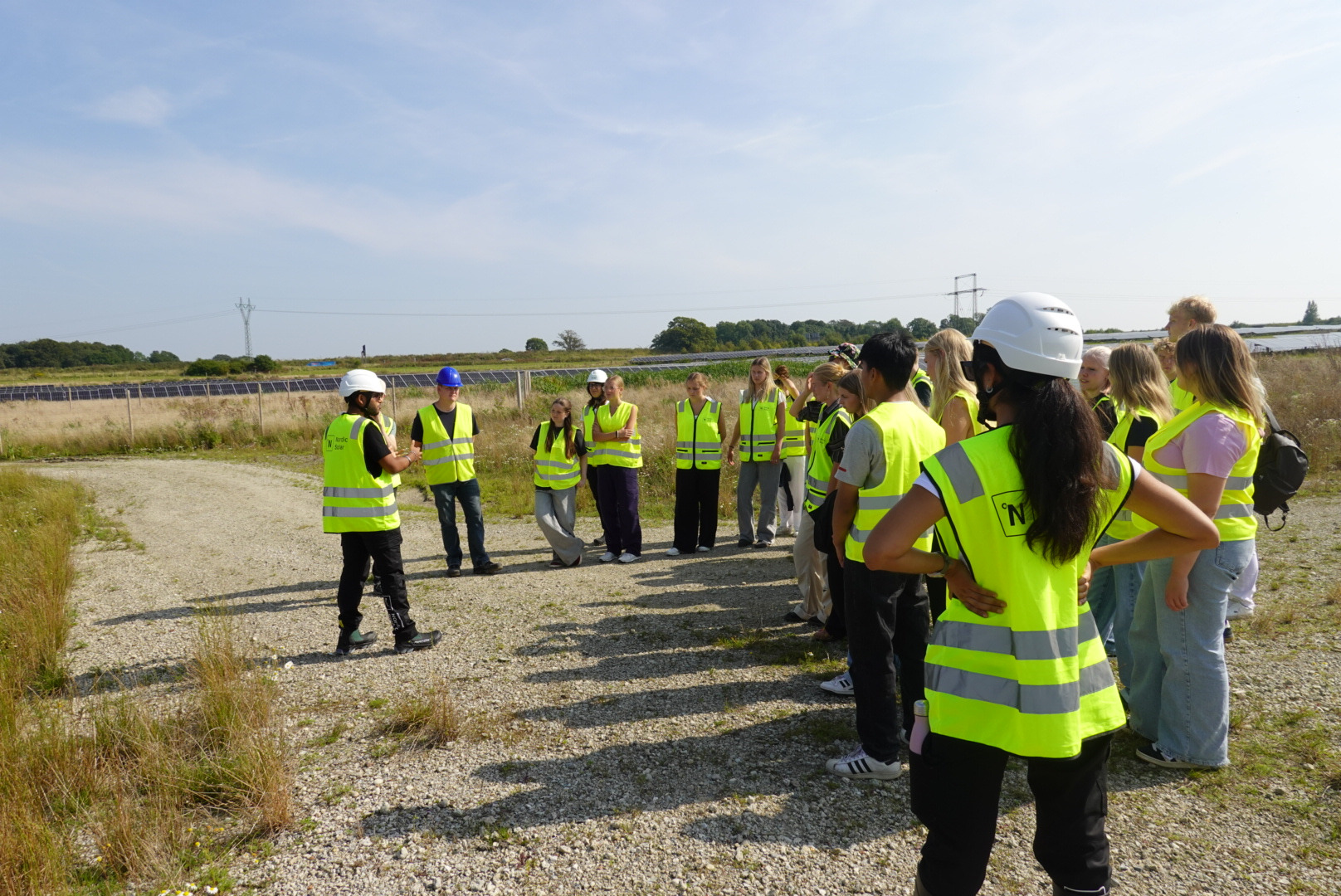 Elever fra 2.g klasse på Midtfyns Gymnasium besøgte Højby solpark for at lære om solenergi