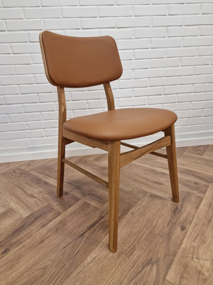 Hovelind Møbler tilbyder Mette stolen til nedsat pris i cognac læder