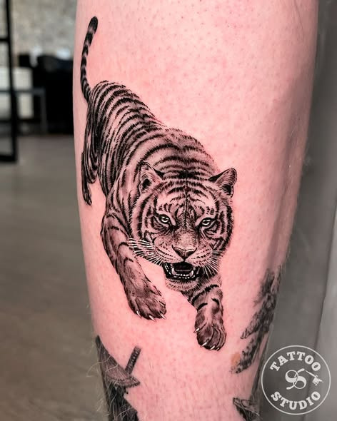 Tattoo Studio 96 fremhæver tigerdesign af Alexy i stærk kontrast