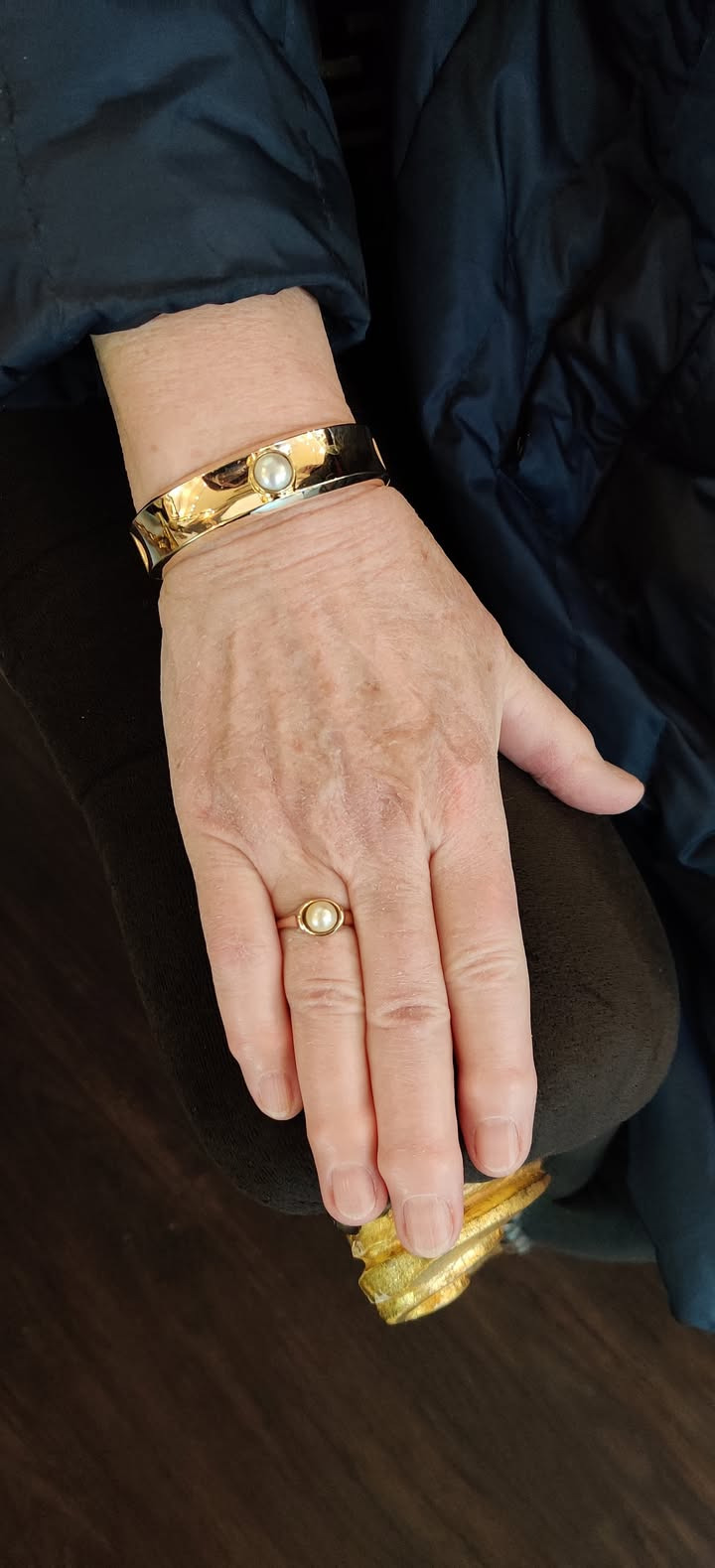 Smykkedesigner Helga Winther forvandler Helles arvesmykker med opdateringer af ring og armring