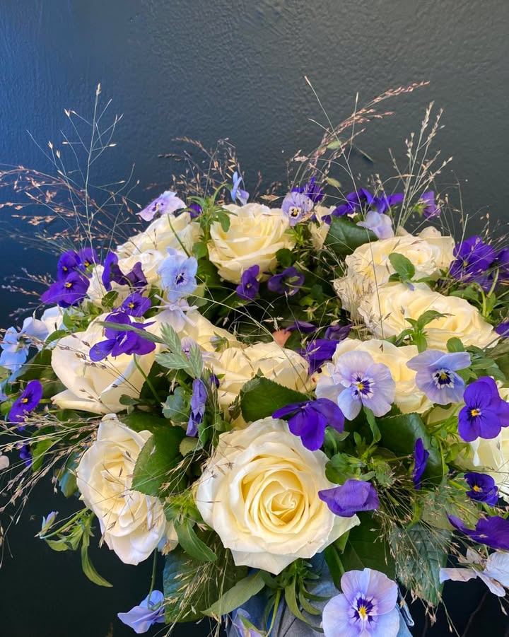 Florist Pernille DB tilbyder personlig sorgbinderi med rundpyntet krans