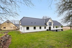 Nyt idyllisk landsted til salg på Dollerup Byvej 21 hos Home Støvring