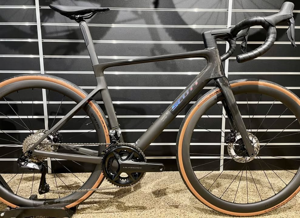 Fri Bikeshop Nykøbing Mors præsenterer Scott Addict RC 20 racercykel med carbonramme og Shimano Ultegra Di2
