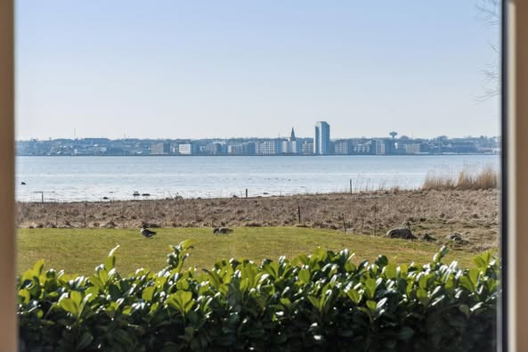 &LIVING Aalborg præsenterer fritidshus med fjordudsigt i Holbæk