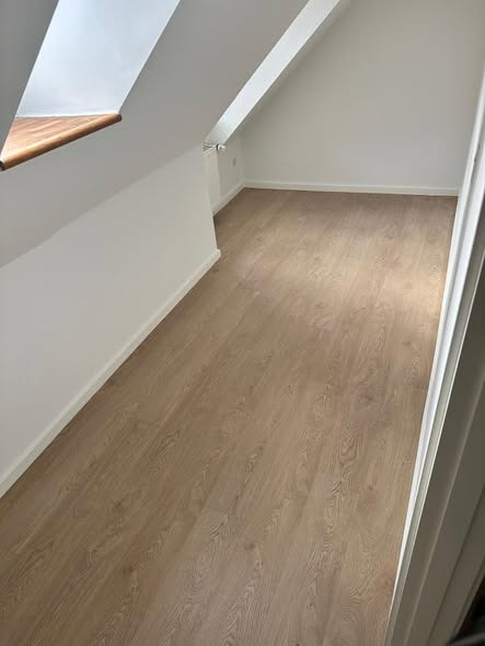 Øens Håndværkercentral Aps tilbyder professionel gulvslibning som et prisvenligt alternativ til nye trægulve