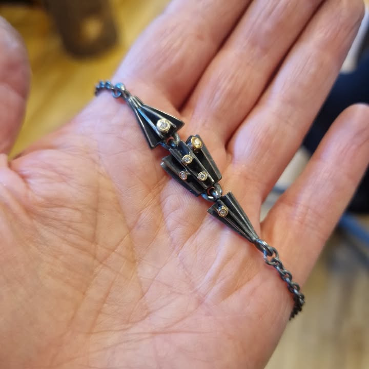 Guldsmed Ø glæder sig over sommerens succes med smykker