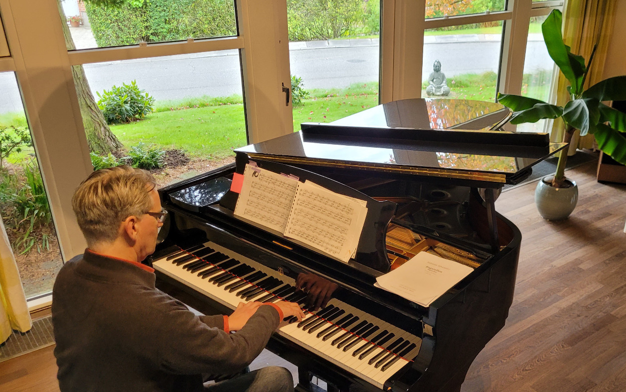 Oplev kontemplativ klaverspil i Huset Below