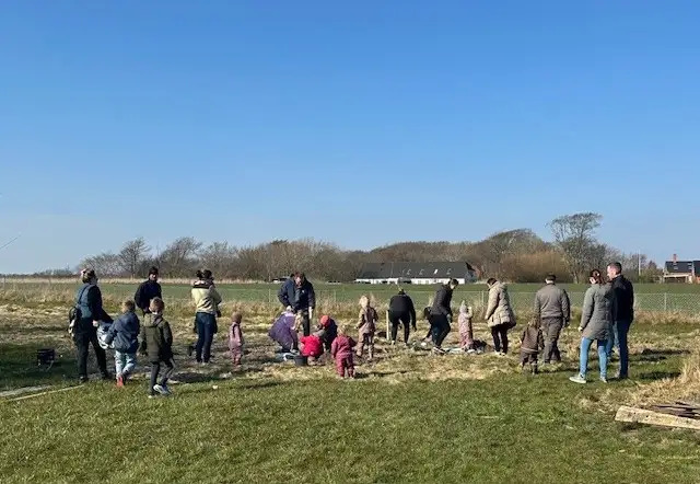 Børn og forældre skaber lærerig frugthave i Thyholm Børnehus gennem fælles plantningsprojekt