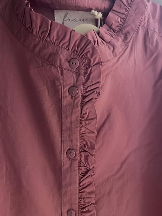 Bianca Pure Skin præsenterer bukser fra Frau og ny skjorte i ash rose farve