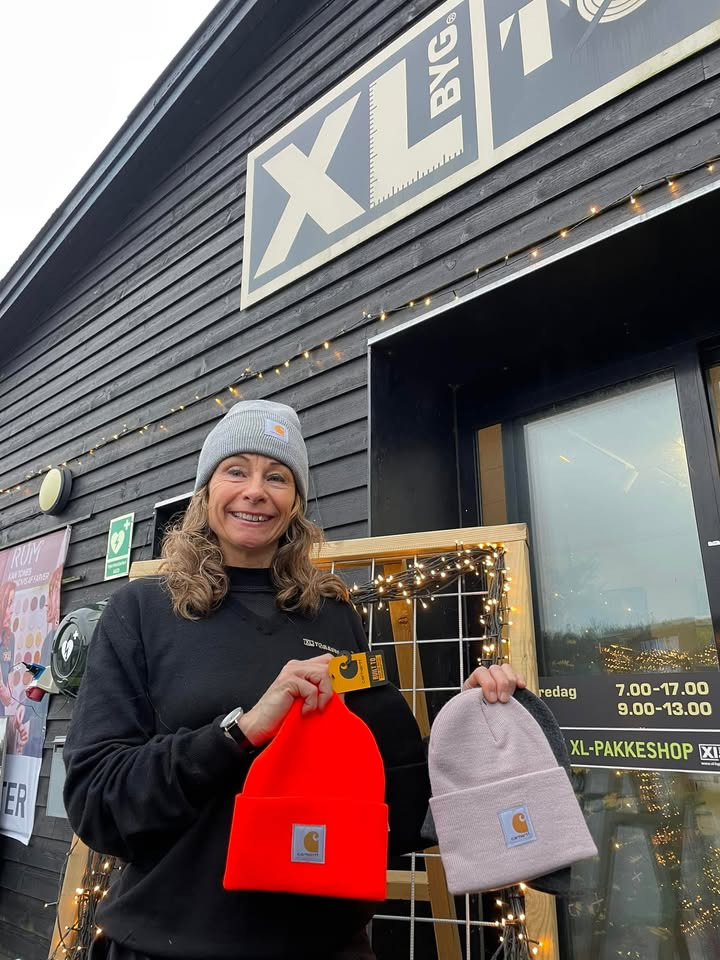 XL Byg Tømmergaarden Hals tilbyder Carhartt huer til december-pris på 150 kr. stk.