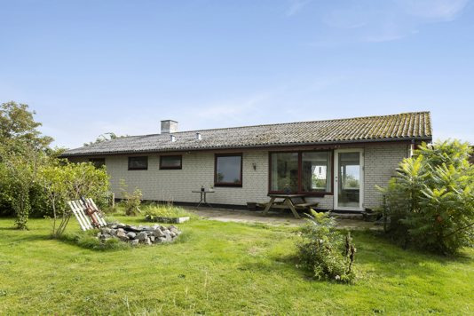 AFSLAG VED HURTIG HANDEL - Naturskønt beliggende hus med stor have og potentiale