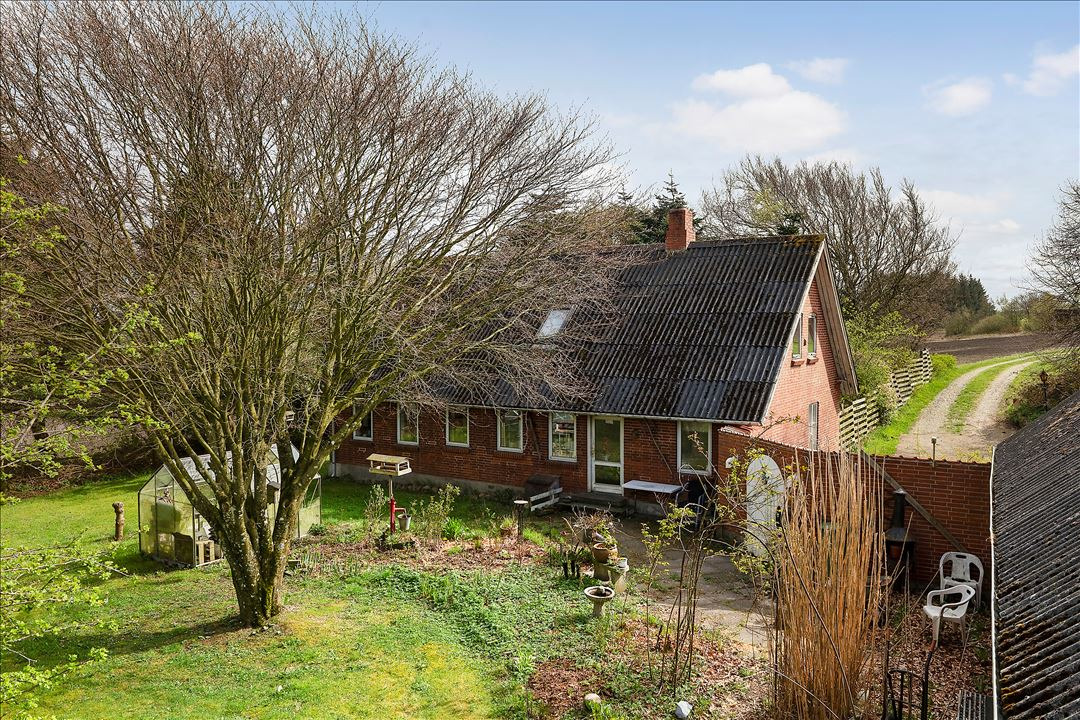 Til salg hos EDC Ejen­doms­grup­pen Struer: Bolig på landet med stor grund