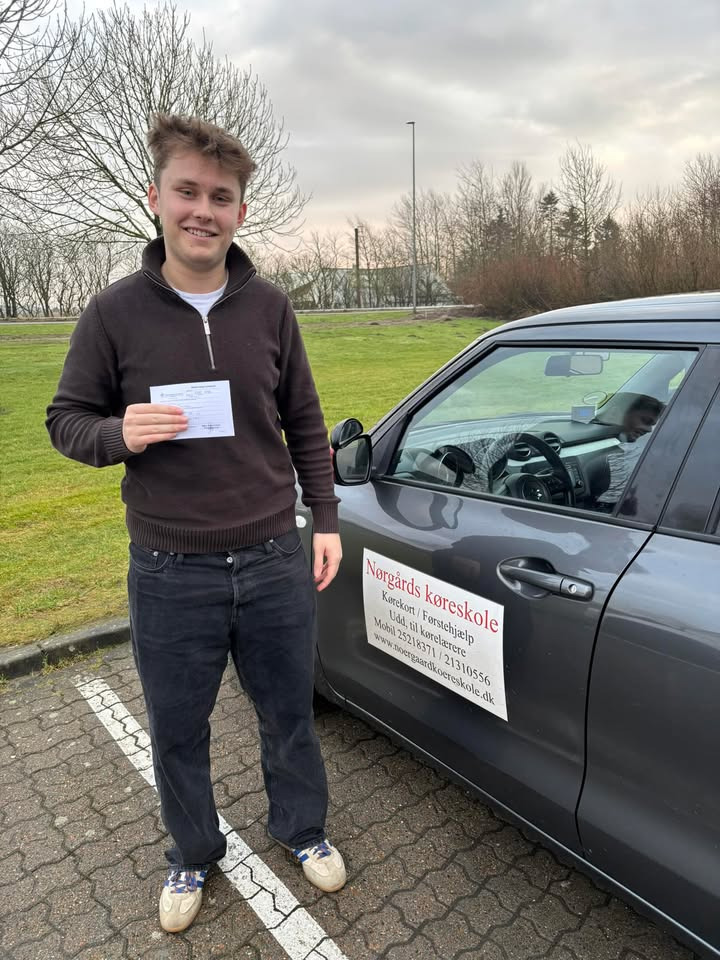 Nørgaards Køreskole fejrer Mathias Vingaa med nyt kørekort til Aabybro