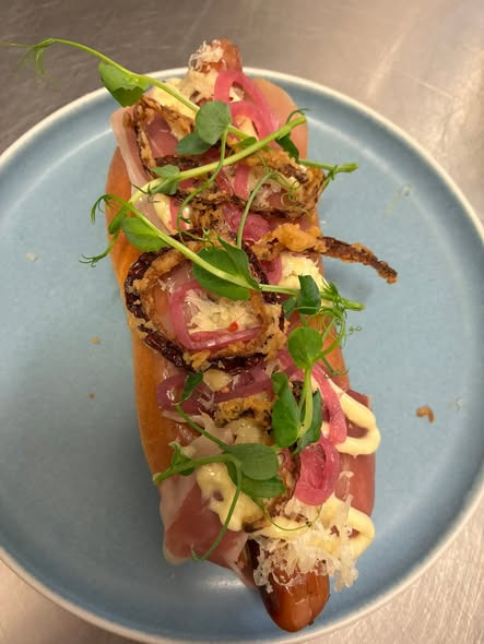 Resturant Holger serverer gourmet hot-dogs på aftenkortet