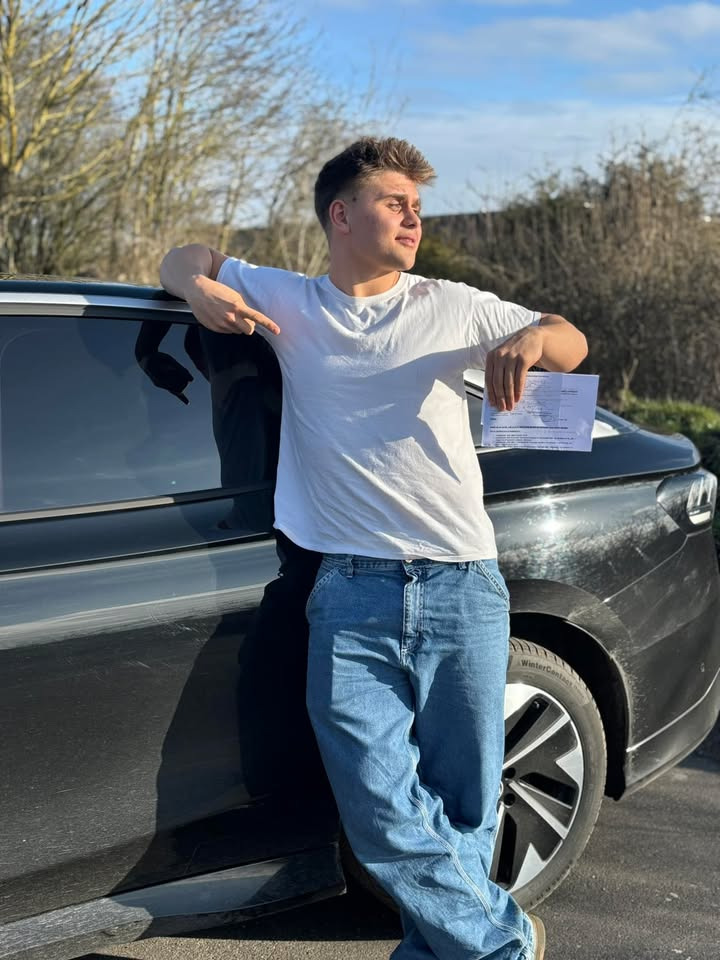 Glad Sander får sit kørekort hos KK-KØR