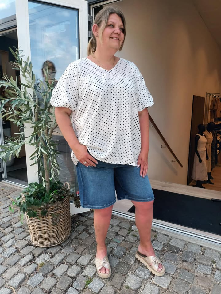 Only Curves præsenterer Dinas smarte sommersæt i prikket bluse og løse shorts