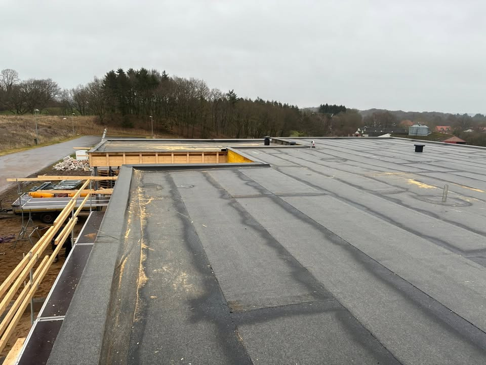 Møldrup Tagdækning ApS afslutter en travl uge med flere tagprojekter i samarbejde med HTL Totalbyg og en tilbagevendende kunde