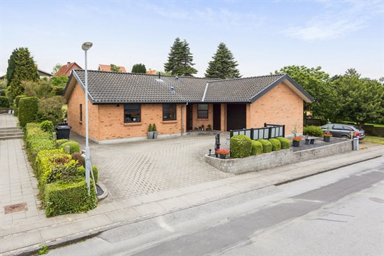 Velholdt 147 m² villa med 4 værelser og garage centralt placeret i Skive