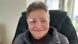 En brille med huller har givet Vibeke mere frihed