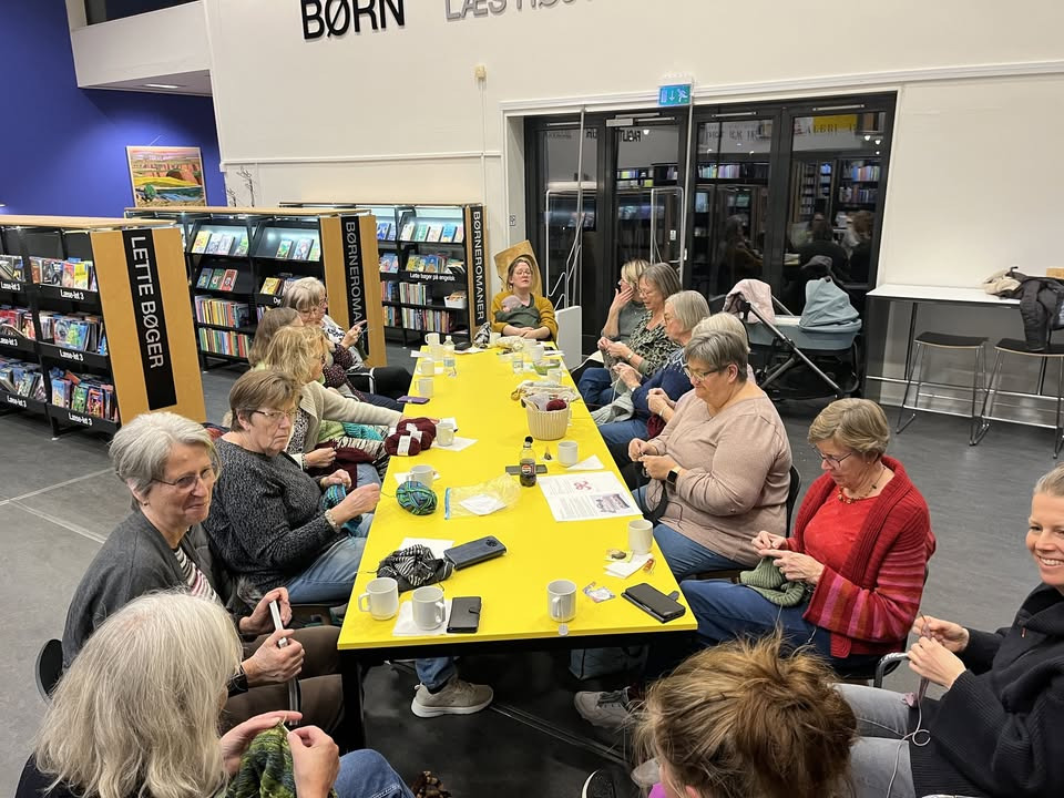 Sæsonens sidste strikkecafé rykker til Hinnerup Bibliotek