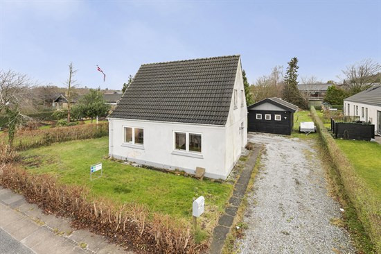 1½ plans 121 kvm villa med 2 værelser og rigtig fint anneks.