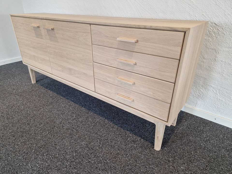 Stilren skænk på tilbud hos Hovelind Møbler: Spar op til 3350 kr.