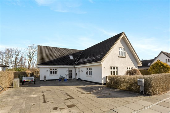 Til salg hos Mæglerhuset - Aabybro: Rummelig familievilla centralt i Biersted