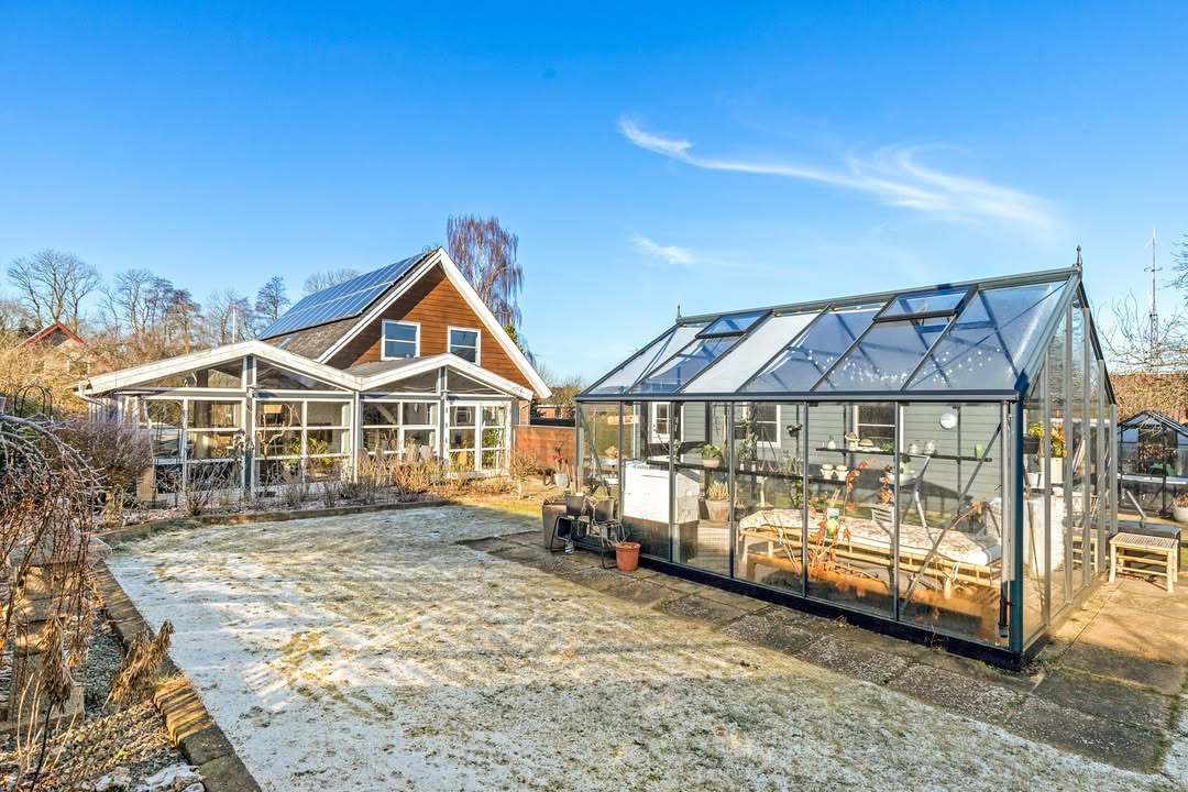 RealMæglerne Middelfart præsenterer ny indbydende villa med stor garage på lukket vænge